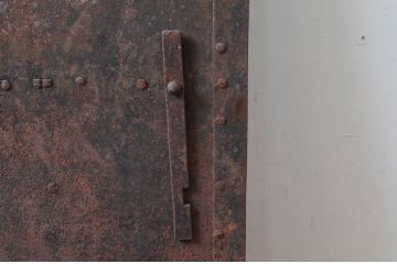 アンティーク建具　使いこまれた風合いが魅力的な鉄扉1枚(鉄板、窓、ドア)(R-081533)