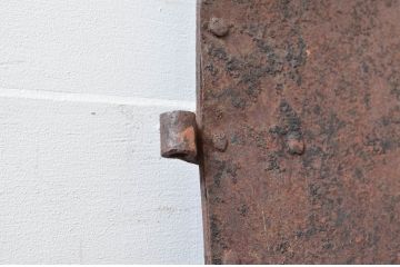 アンティーク建具　使いこまれた風合いが魅力的な鉄扉1枚(鉄板、窓、ドア)(R-081533)