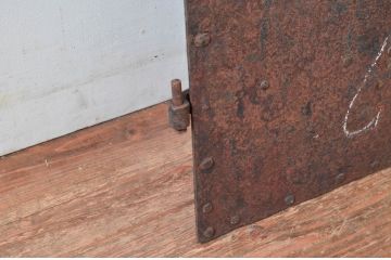 アンティーク建具　使いこまれた風合いが魅力的な鉄扉1枚(鉄板、窓、ドア)(R-081533)