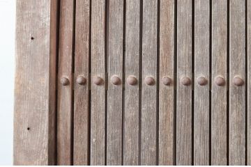 アンティーク建具　総欅(ケヤキ)材　古い木味が魅力　桟の細かい蔵戸1枚(引き戸、玄関戸、格子戸)(R-081534)