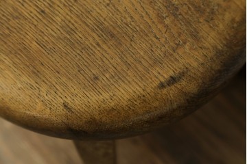 和製アンティーク　楢(ナラ)材　小さめのサイズが可愛らしい丸スツール2脚セット　(R-081537)