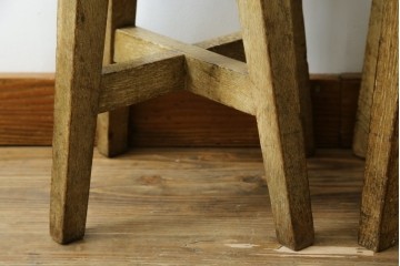 和製アンティーク　楢(ナラ)材　小さめのサイズが可愛らしい丸スツール2脚セット　(R-081537)
