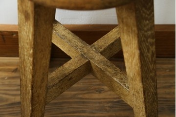 和製アンティーク　楢(ナラ)材　小さめのサイズが可愛らしい丸スツール2脚セット　(R-081537)