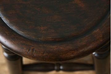 和製アンティーク　クラシカルなデザインがおしゃれなスツール(丸椅子、板座チェア、花台、飾り台)(R-081538)