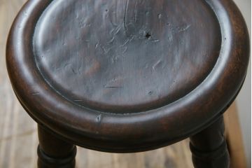 和製アンティーク　クラシカルなデザインがおしゃれなスツール(丸椅子、板座チェア、花台、飾り台)(R-081538)