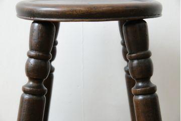 和製アンティーク　クラシカルなデザインがおしゃれなスツール(丸椅子、板座チェア、花台、飾り台)(R-081538)