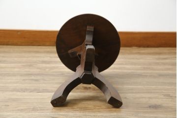 フランスアンティーク　オーク材　優しい木のぬくもり溢れるトライポットスツール(丸椅子、板座チェア、花台、飾り台)(R-081539)