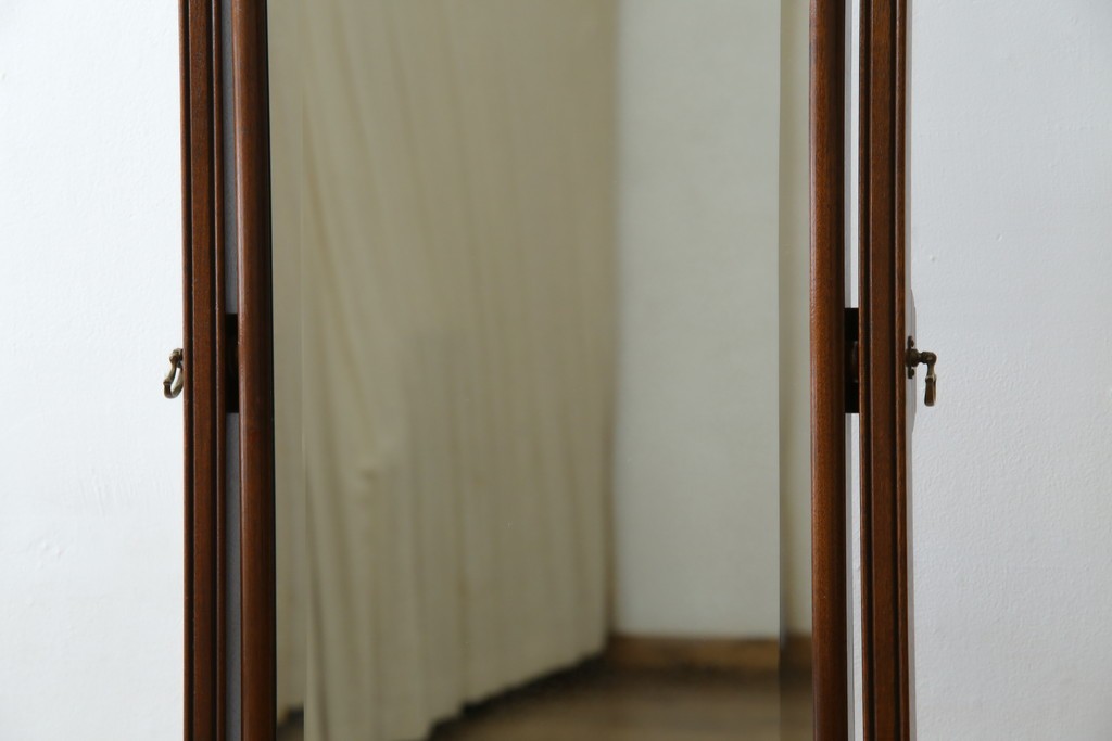 イギリスアンティーク　マホガニー材　繊細なフォルムが魅力的なスタンドミラー　(R-081552)