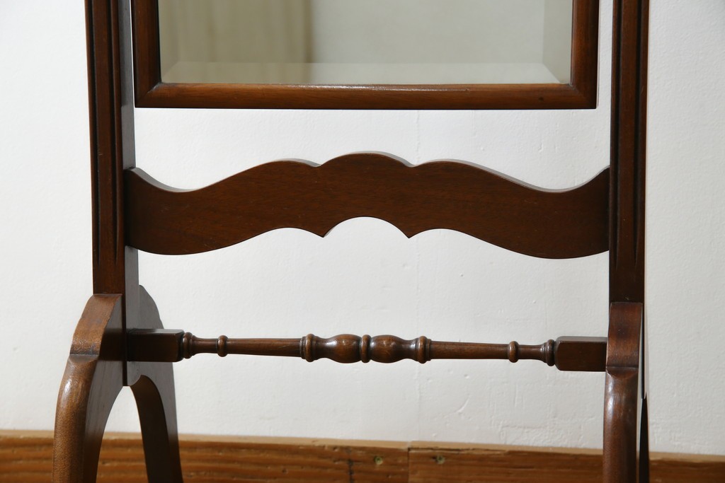 イギリスアンティーク　マホガニー材　繊細なフォルムが魅力的なスタンドミラー　(R-081552)