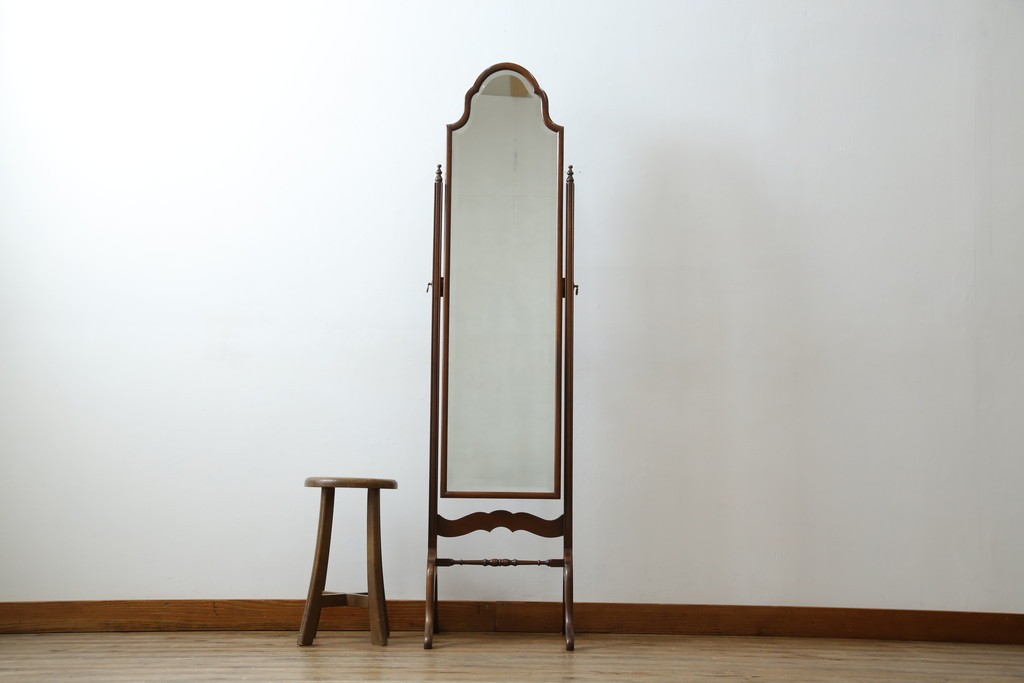 イギリスアンティーク　マホガニー材　繊細なフォルムが魅力的なスタンドミラー　(R-081552)