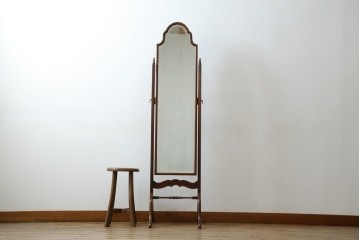 イギリスアンティーク　マホガニー材　繊細なフォルムが魅力的なスタンドミラー　(R-081552)