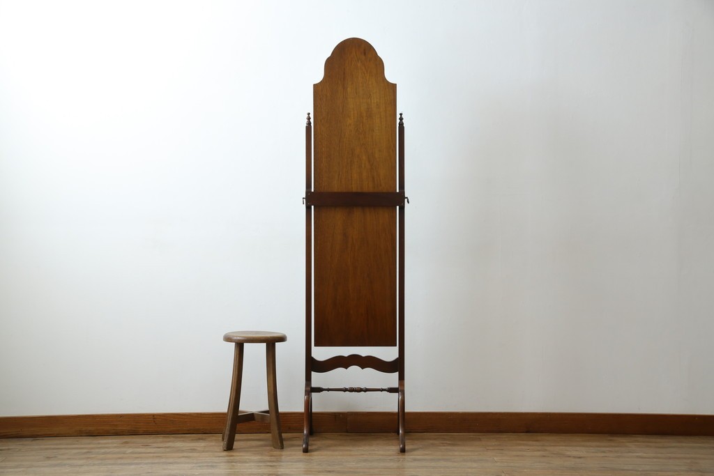 イギリスアンティーク　マホガニー材　繊細なフォルムが魅力的なスタンドミラー　(R-081552)