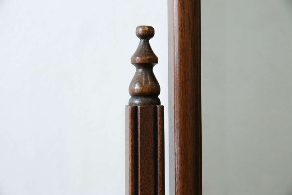 イギリスアンティーク　マホガニー材　繊細なフォルムが魅力的なスタンドミラー　(R-081552)