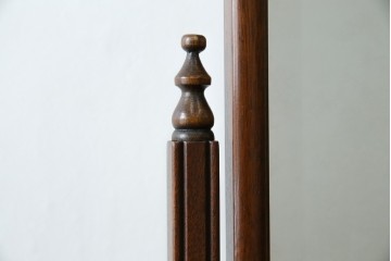 イギリスアンティーク　マホガニー材　繊細なフォルムが魅力的なスタンドミラー　(R-081552)