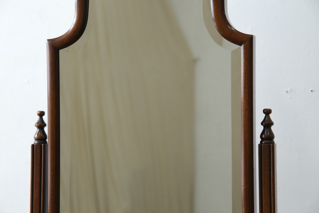 イギリスアンティーク　マホガニー材　繊細なフォルムが魅力的なスタンドミラー　(R-081552)