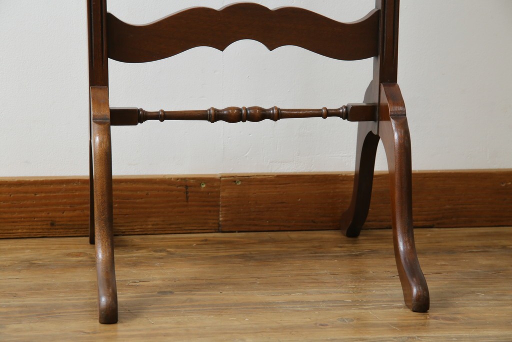 イギリスアンティーク　マホガニー材　繊細なフォルムが魅力的なスタンドミラー　(R-081552)