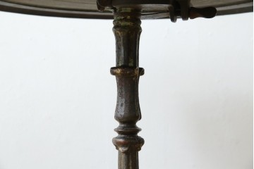 フランスアンティーク　ミラー天板　鋳物アイアンフレーム　チルトアップ　上品な曲線のデザインが目を引くコーヒーテーブル　(R-081554)