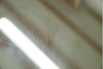 フランスアンティーク　ミラー天板　鋳物アイアンフレーム　チルトアップ　上品な曲線のデザインが目を引くコーヒーテーブル　(R-081554)