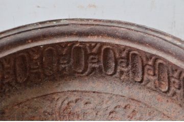 ジャンク品　欠け有り　フランスアンティーク　鉄製　使いこまれた風合いが時代を感じるアイアンプランター(フラワーベース、ガーデンポット、鉢カバー、鋳物、ディスプレイ)(R-081567)