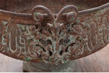 ジャンク品　欠け有り　フランスアンティーク　鉄製　使いこまれた風合いが時代を感じるアイアンプランター(フラワーベース、ガーデンポット、鉢カバー、鋳物、ディスプレイ)(R-081567)