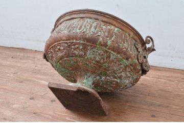 ジャンク品　欠け有り　フランスアンティーク　鉄製　使いこまれた風合いが時代を感じるアイアンプランター(フラワーベース、ガーデンポット、鉢カバー、鋳物、ディスプレイ)(R-081567)