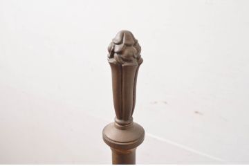 フランスアンティーク　店舗什器におすすめ!真鍮(しんちゅう)フレームが上品さを醸し出す三段ディスプレイスタンド(ガラス棚、飾り棚、展示台、陳列棚)(R-081571)