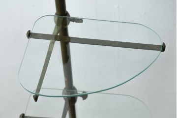 フランスアンティーク　店舗什器におすすめ!真鍮(しんちゅう)フレームが上品さを醸し出す三段ディスプレイスタンド　(R-081571)