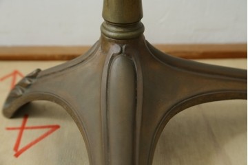 フランスアンティーク　店舗什器におすすめ!真鍮(しんちゅう)フレームが上品さを醸し出す三段ディスプレイスタンド　(R-081571)