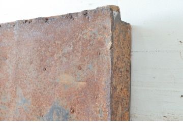 アンティーク建具　重厚な雰囲気漂う鉄板張りの蔵戸1枚(鉄扉、玄関戸、引き戸)(R-081577)