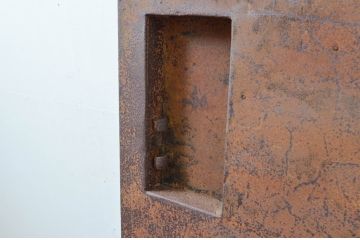 アンティーク建具　重厚な雰囲気漂う鉄板張りの蔵戸1枚(鉄扉、玄関戸、引き戸)(R-081577)