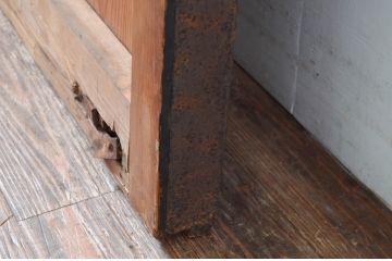 アンティーク建具　重厚な雰囲気漂う鉄板張りの蔵戸1枚(鉄扉、玄関戸、引き戸)(R-081577)