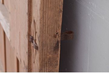 アンティーク建具　簡素な杉材の蔵戸1枚(玄関戸、引き戸)(R-081578)