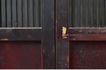アンティーク建具　漆塗り　上質な和の空間を演出する格子帯戸2枚セット(引き戸、板戸、格子戸)(R-081596)