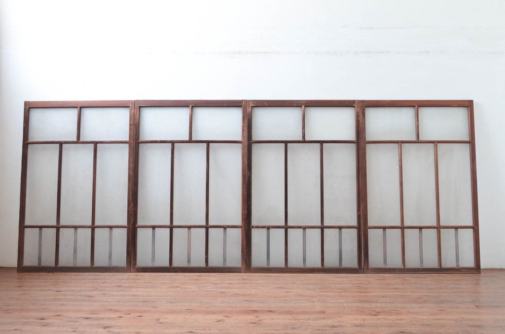 アンティーク建具　昭和初期～中期　大正ロマンの趣を残す縦桟意匠の窓4枚セット　(R-081602)