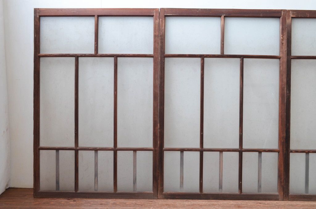 アンティーク建具　昭和初期～中期　大正ロマンの趣を残す縦桟意匠の窓4枚セット　(R-081602)