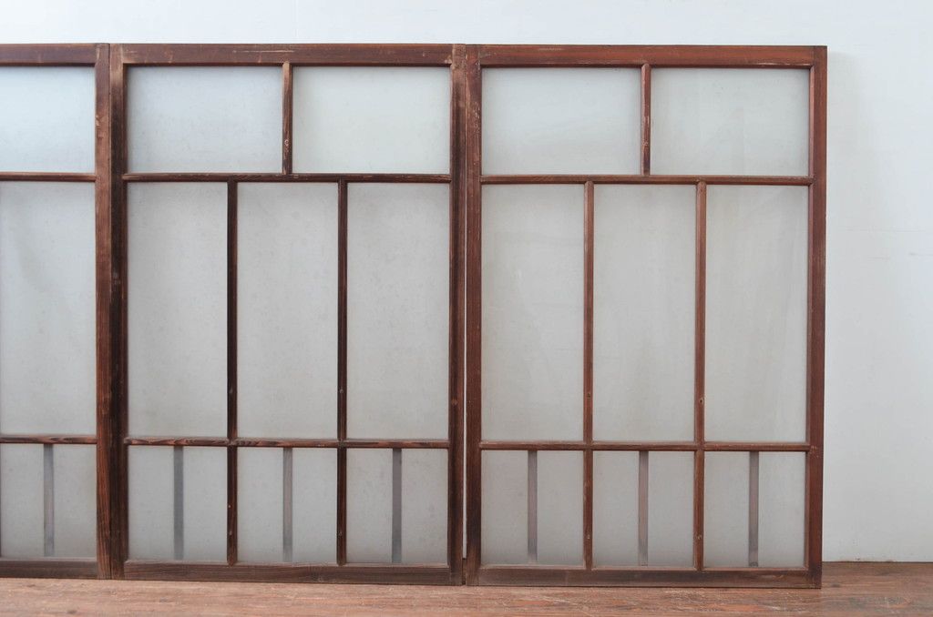 アンティーク建具　昭和初期～中期　大正ロマンの趣を残す縦桟意匠の窓4枚セット　(R-081602)