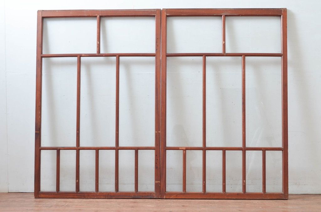 アンティーク建具　昭和初期～中期　大正ロマンの趣を残す縦桟意匠の窓2枚セット　(R-081603)