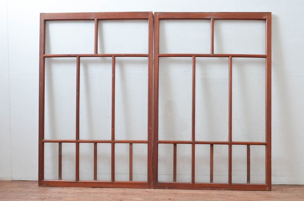 アンティーク建具　昭和初期～中期　大正ロマンの趣を残す縦桟意匠の窓2枚セット　(R-081603)