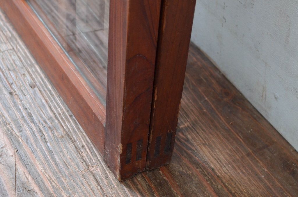 アンティーク建具　昭和初期～中期　大正ロマンの趣を残す縦桟意匠の窓2枚セット　(R-081603)