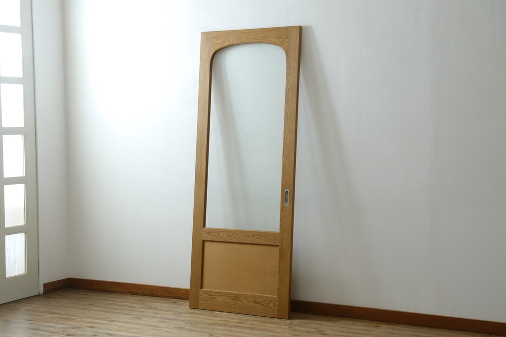 中古建具　美品　職人手作り　楢(ナラ)材　アーチ型のデザインがおしゃれな引き戸1枚　(R-081604)