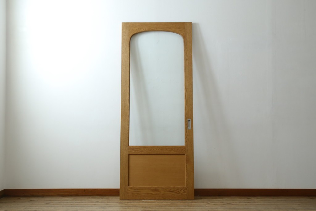 中古建具　美品　職人手作り　楢(ナラ)材　アーチ型のデザインがおしゃれな引き戸1枚　(R-081604)
