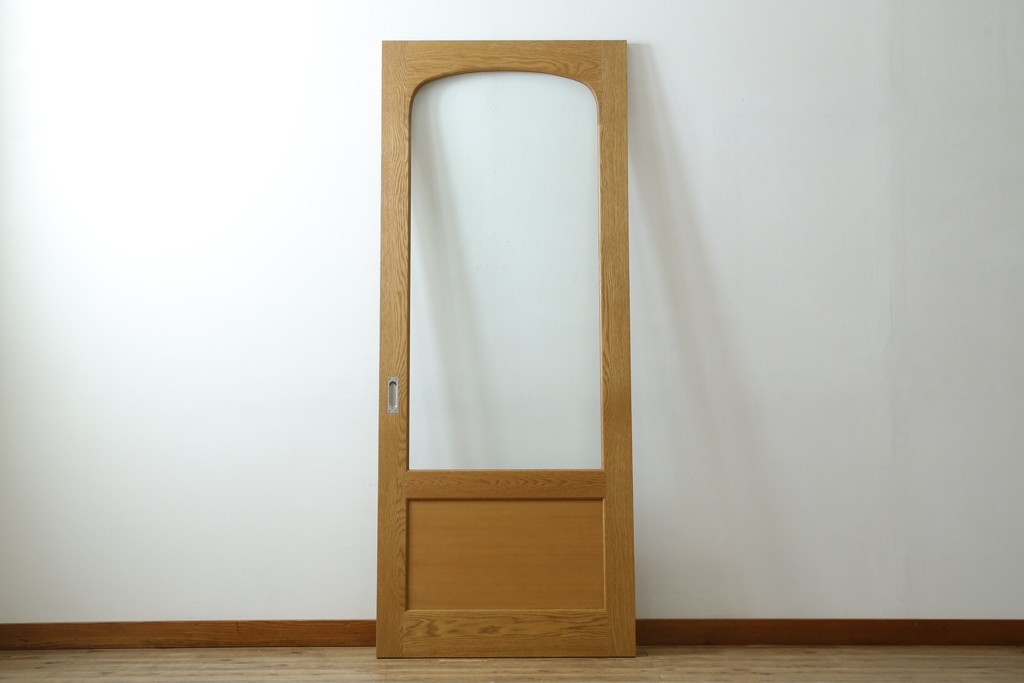 中古建具　美品　職人手作り　楢(ナラ)材　アーチ型のデザインがおしゃれな引き戸1枚　(R-081604)