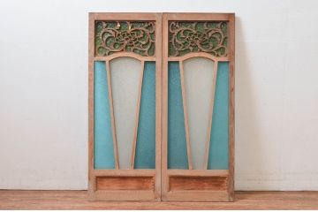 アンティーク建具　大正ロマン　透かし彫りのデザインが魅力的!お部屋が華やかになる色ガラス入り窓2枚セット(引き戸、ガラス戸)(R-081606)