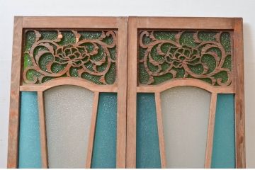 アンティーク建具　大正ロマン　透かし彫りのデザインが魅力的!お部屋が華やかになる色ガラス入り窓2枚セット(引き戸、ガラス戸)(R-081606)