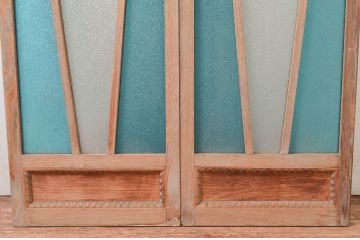 アンティーク建具　大正ロマン　透かし彫りのデザインが魅力的!お部屋が華やかになる色ガラス入り窓2枚セット(引き戸、ガラス戸)(R-081606)