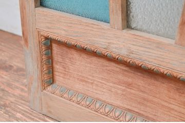 アンティーク建具　大正ロマン　透かし彫りのデザインが魅力的!お部屋が華やかになる色ガラス入り窓2枚セット(引き戸、ガラス戸)(R-081606)
