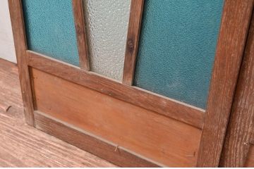 アンティーク建具　大正ロマン　透かし彫りのデザインが魅力的!お部屋が華やかになる色ガラス入り窓2枚セット(引き戸、ガラス戸)(R-081606)