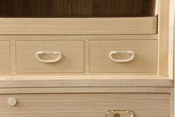 中古　伝統工芸品　頓所芳男作　気品を感じさせる美しい佇まいが魅力的な加茂桐箪笥・上段(胴厚、総桐たんす、総桐箪笥、着物箪笥、衣装箪笥、和タンス、引き出し)(R-081609)