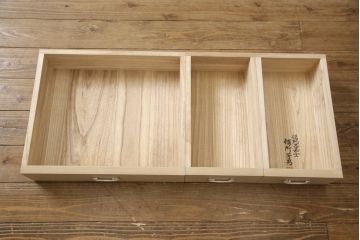 中古　伝統工芸品　頓所芳男作　気品を感じさせる美しい佇まいが魅力的な加茂桐箪笥・上段(胴厚、総桐たんす、総桐箪笥、着物箪笥、衣装箪笥、和タンス、引き出し)(R-081609)