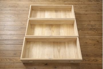 中古　伝統工芸品　頓所芳男作　気品を感じさせる美しい佇まいが魅力的な加茂桐箪笥・下段(胴厚、総桐たんす、総桐箪笥、収納箪笥、衣装箪笥、和タンス、引き出し、チェスト、サイドチェスト)(R-081610)